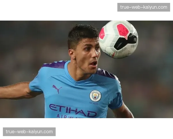 曼城边后卫内收至后腰区域，与罗德里形成出球三角新体系